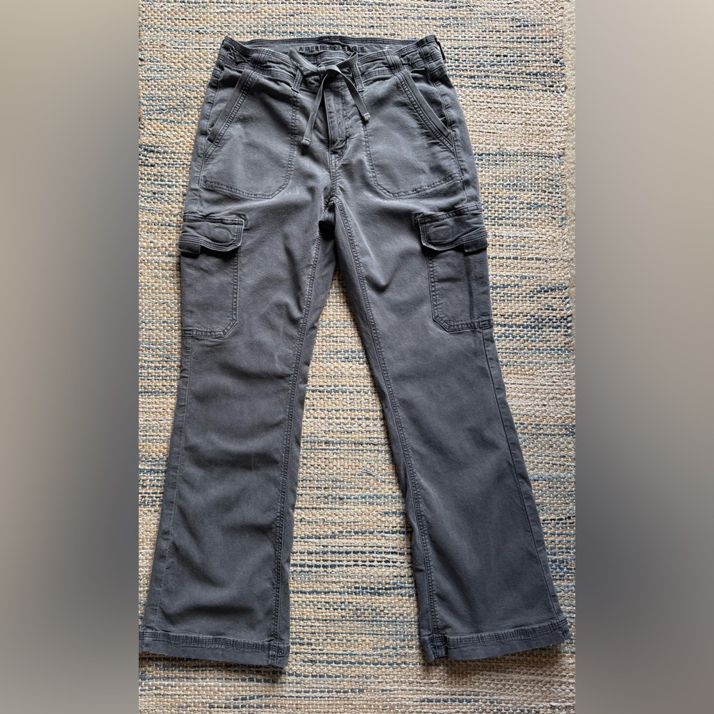 Women’s American Eagle Classic Bootcut Cargos, Size 6